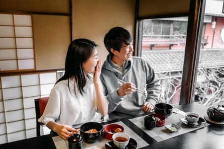 즐거운 식사를 하는 커플