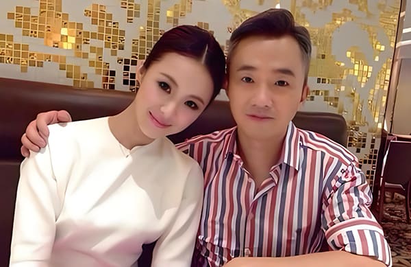 나이든 남자가 어린 여자 친구를 안고 있다